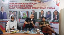 DISKUSI IRAN: (dari kiri) Lely Puspitasari, Tofan Mahdi, dan Zezen Zaenal Mutaqien dalam Diskusi Publik di MN KAHMI, Sabtu (18/4).