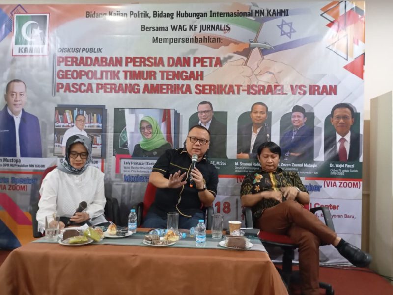 DISKUSI IRAN: (dari kiri) Lely Puspitasari, Tofan Mahdi, dan Zezen Zaenal Mutaqien dalam Diskusi Publik di MN KAHMI, Sabtu (18/4).
