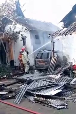 Mobil Kijang Tua Terbakar di Magetan Saat Dipanasi, Kerugian Capai Rp60 Juta
