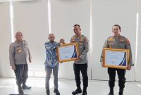Penghargaan diserahkan oleh perwakilan Ombudsman RI Jawa Timur, Triyoga Muhtar Habibi, kepada Harries Budiharto dan Wakapolresta Sidoarjo AKBP Mohammad Zainur Rofik, Selasa (7/4/2026), di Ruang Biro Rena Polda Jawa Timur.