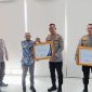 Penghargaan diserahkan oleh perwakilan Ombudsman RI Jawa Timur, Triyoga Muhtar Habibi, kepada Harries Budiharto dan Wakapolresta Sidoarjo AKBP Mohammad Zainur Rofik, Selasa (7/4/2026), di Ruang Biro Rena Polda Jawa Timur.