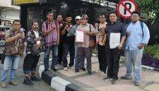 Dewan Kesenian Surabaya (DKS) secara resmi melaporkan dugaan tindak pidana pencurian dengan pemberatan dan/atau penggelapan atas sejumlah barang inventaris kesenian milik DKS ke Polrestabes Surabaya.