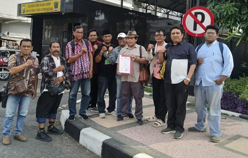 Dewan Kesenian Surabaya (DKS) secara resmi melaporkan dugaan tindak pidana pencurian dengan pemberatan dan/atau penggelapan atas sejumlah barang inventaris kesenian milik DKS ke Polrestabes Surabaya.