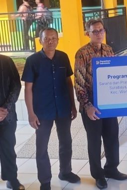 Tingkatkan Kualitas Pendidikan, BRI Jemursari Serahkan Bantuan TJSL ke SMAN 10 Surabaya
