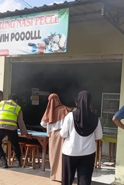 Lalai Matikan Kompor, Warung Nasi Pecel Milik Bu Joko di Takeran Terbakar