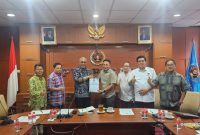 Ketua Tim Penyelaras Anrico Pasaribu menyerahkan naskah final AD/ART, Kode Etik Jurnalistik (KEJ), dan Kode Perilaku Wartawan (KPW) kepada Ketua Umum Akhmad Munir, disaksikan jajaran pengurus dalam rapat pleno PWI Pusat di Jakarta, Senin (4/5/2026). 