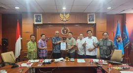 Ketua Tim Penyelaras Anrico Pasaribu menyerahkan naskah final AD/ART, Kode Etik Jurnalistik (KEJ), dan Kode Perilaku Wartawan (KPW) kepada Ketua Umum Akhmad Munir, disaksikan jajaran pengurus dalam rapat pleno PWI Pusat di Jakarta, Senin (4/5/2026). 