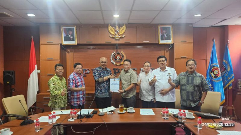 Ketua Tim Penyelaras Anrico Pasaribu menyerahkan naskah final AD/ART, Kode Etik Jurnalistik (KEJ), dan Kode Perilaku Wartawan (KPW) kepada Ketua Umum Akhmad Munir, disaksikan jajaran pengurus dalam rapat pleno PWI Pusat di Jakarta, Senin (4/5/2026). 
