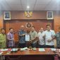Ketua Tim Penyelaras Anrico Pasaribu menyerahkan naskah final AD/ART, Kode Etik Jurnalistik (KEJ), dan Kode Perilaku Wartawan (KPW) kepada Ketua Umum Akhmad Munir, disaksikan jajaran pengurus dalam rapat pleno PWI Pusat di Jakarta, Senin (4/5/2026). 