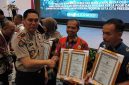 Penghargaan diserahkan langsung Kabid Humas Polda Jatim Kombes Pol. Jules Abraham Abast kepada Kasi Humas Polresta Sidoarjo AKP Tri Novi Handono.