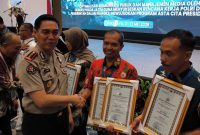 Penghargaan diserahkan langsung Kabid Humas Polda Jatim Kombes Pol. Jules Abraham Abast kepada Kasi Humas Polresta Sidoarjo AKP Tri Novi Handono.