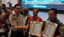 Penghargaan diserahkan langsung Kabid Humas Polda Jatim Kombes Pol. Jules Abraham Abast kepada Kasi Humas Polresta Sidoarjo AKP Tri Novi Handono.