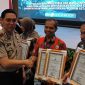 Penghargaan diserahkan langsung Kabid Humas Polda Jatim Kombes Pol. Jules Abraham Abast kepada Kasi Humas Polresta Sidoarjo AKP Tri Novi Handono.