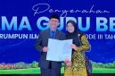 Prof. Achmad Mulyadi bersama istri saat menerima KMA tentang Penetapan Guru Besar Rumpun Ilmu Agama Periode III Tahun 2025 di Jakarta. (Foto: Istimewa)