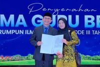 Prof. Achmad Mulyadi bersama istri saat menerima KMA tentang Penetapan Guru Besar Rumpun Ilmu Agama Periode III Tahun 2025 di Jakarta. (Foto: Istimewa)