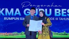 Prof. Achmad Mulyadi bersama istri saat menerima KMA tentang Penetapan Guru Besar Rumpun Ilmu Agama Periode III Tahun 2025 di Jakarta. (Foto: Istimewa)