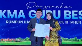 Prof. Achmad Mulyadi bersama istri saat menerima KMA tentang Penetapan Guru Besar Rumpun Ilmu Agama Periode III Tahun 2025 di Jakarta. (Foto: Istimewa)