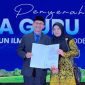 Prof. Achmad Mulyadi bersama istri saat menerima KMA tentang Penetapan Guru Besar Rumpun Ilmu Agama Periode III Tahun 2025 di Jakarta. (Foto: Istimewa)