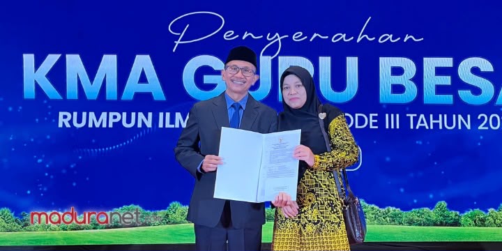 Prof. Achmad Mulyadi bersama istri saat menerima KMA tentang Penetapan Guru Besar Rumpun Ilmu Agama Periode III Tahun 2025 di Jakarta. (Foto: Istimewa)