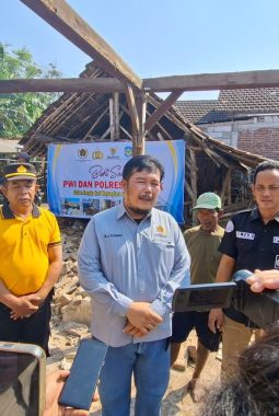 Peringati HUT Ke-80 Bhayangkara, PWI Nganjuk Bersama Polres Bedah Rumah Warga Desa Sugihwaras