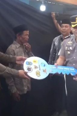PWI Nganjuk Bersama Polres dan Pemkab Bedah Rumah Lansia Sebatangkara di Bagor