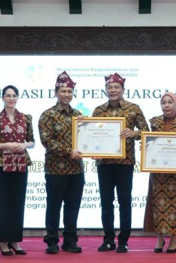 Bupati Subandi Raih Penghargaan Kementerian atas Komitmen Turunkan Stunting di Sidoarjo