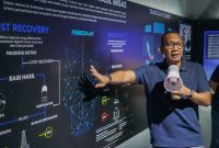 Kepala Komunikasi SKK Migas Jabanusa, Febrian Ihsan, menjelaskan kepada peserta tentang teknis pengeboran minyak dan gas.
