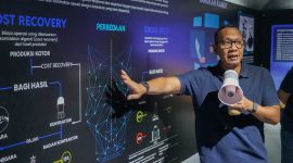 Kepala Komunikasi SKK Migas Jabanusa, Febrian Ihsan, menjelaskan kepada peserta tentang teknis pengeboran minyak dan gas.