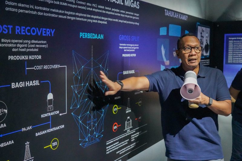 Kepala Komunikasi SKK Migas Jabanusa, Febrian Ihsan, menjelaskan kepada peserta tentang teknis pengeboran minyak dan gas.