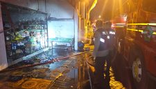 Kebakaran melanda rumah sekaligus toko sembako milik Sudarsono (52) di Desa Pagerwojo, Buduran, Selasa (25/8/2026) sekitar pukul 01.10 WIB.