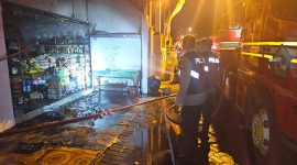 Kebakaran melanda rumah sekaligus toko sembako milik Sudarsono (52) di Desa Pagerwojo, Buduran, Selasa (25/8/2026) sekitar pukul 01.10 WIB.