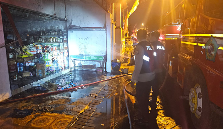 Kebakaran melanda rumah sekaligus toko sembako milik Sudarsono (52) di Desa Pagerwojo, Buduran, Selasa (25/8/2026) sekitar pukul 01.10 WIB.