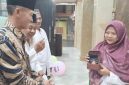Kepala Desa Sidokepung, Arintono, SE didampingi Ketua RT Hasan Basri sekaligus Ketua Takmir Musholla Al Hikmah menyerahkan doorprize utama kepada Ibu Thohir dalam peringatan Maulid Nabi Muhammad SAW di Musholla Al Hikmah, Selasa (25/8/2026).