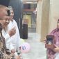 Kepala Desa Sidokepung, Arintono, SE didampingi Ketua RT Hasan Basri sekaligus Ketua Takmir Musholla Al Hikmah menyerahkan doorprize utama kepada Ibu Thohir dalam peringatan Maulid Nabi Muhammad SAW di Musholla Al Hikmah, Selasa (25/8/2026).