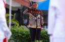 Regional Chief Executive Officer (RCEO) BRI Region 12 Surabaya, Reza Syahrizal Setiaputra sebagai Inspektur Upacara.