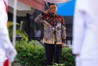 Regional Chief Executive Officer (RCEO) BRI Region 12 Surabaya, Reza Syahrizal Setiaputra sebagai Inspektur Upacara.