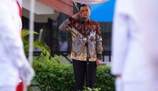Regional Chief Executive Officer (RCEO) BRI Region 12 Surabaya, Reza Syahrizal Setiaputra sebagai Inspektur Upacara.
