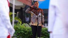 Regional Chief Executive Officer (RCEO) BRI Region 12 Surabaya, Reza Syahrizal Setiaputra sebagai Inspektur Upacara.