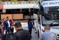 BRI Region 12 Surabaya melalui BRI Kantor Cabang (Kancab) Kapas Krampung Surabaya menyerahkan bantuan satu unit bus kepada Universitas Surabaya (Ubaya).