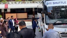 BRI Region 12 Surabaya melalui BRI Kantor Cabang (Kancab) Kapas Krampung Surabaya menyerahkan bantuan satu unit bus kepada Universitas Surabaya (Ubaya).