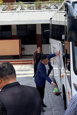 BRI Serahkan Bantuan Bus kepada Ubaya, Dukung Mobilitas Civitas Akademika