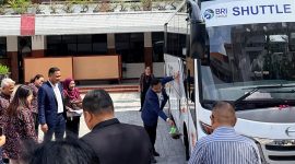 BRI Region 12 Surabaya melalui BRI Kantor Cabang (Kancab) Kapas Krampung Surabaya menyerahkan bantuan satu unit bus kepada Universitas Surabaya (Ubaya).