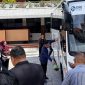 BRI Region 12 Surabaya melalui BRI Kantor Cabang (Kancab) Kapas Krampung Surabaya menyerahkan bantuan satu unit bus kepada Universitas Surabaya (Ubaya).