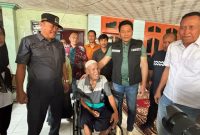 Bupati H. Subandi meninjau rumah tidak layak huni sekaligus menyerahkan bantuan alat kesehatan di Kecamatan Prambon, Sabtu (1/8/2026).
