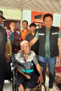 Bupati Subandi Percepat Bedah Rumah Warga Miskin, Salurkan Bantuan Kursi Roda di Prambon