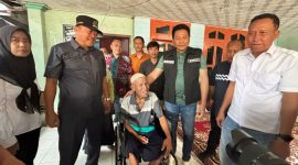 Bupati H. Subandi meninjau rumah tidak layak huni sekaligus menyerahkan bantuan alat kesehatan di Kecamatan Prambon, Sabtu (1/8/2026).