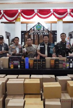 Bupati Subandi Segel 3 Toko Miras di Sidoarjo, 624 Botol Disita