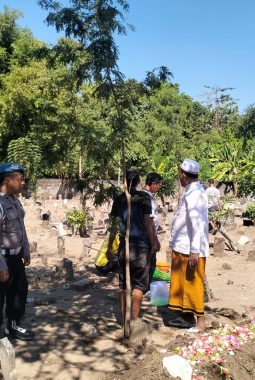 Polsek Krian Tunjukkan Kepedulian, Personel Hadiri Takziah Warga Desa Gamping