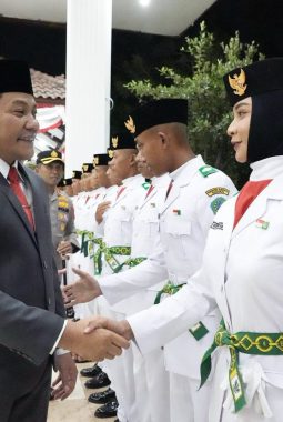 Bupati Subandi Kukuhkan 77 Paskibraka Sidoarjo untuk Upacara HUT ke-81 RI