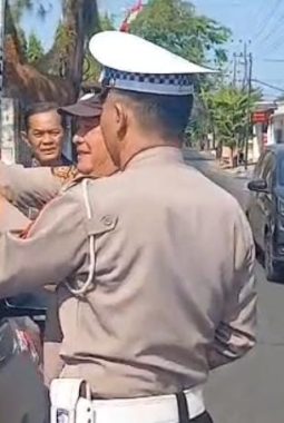 Jelang 17 Agustus, Polsek Buduran Bagikan Bendera Merah Putih kepada Pengendara
